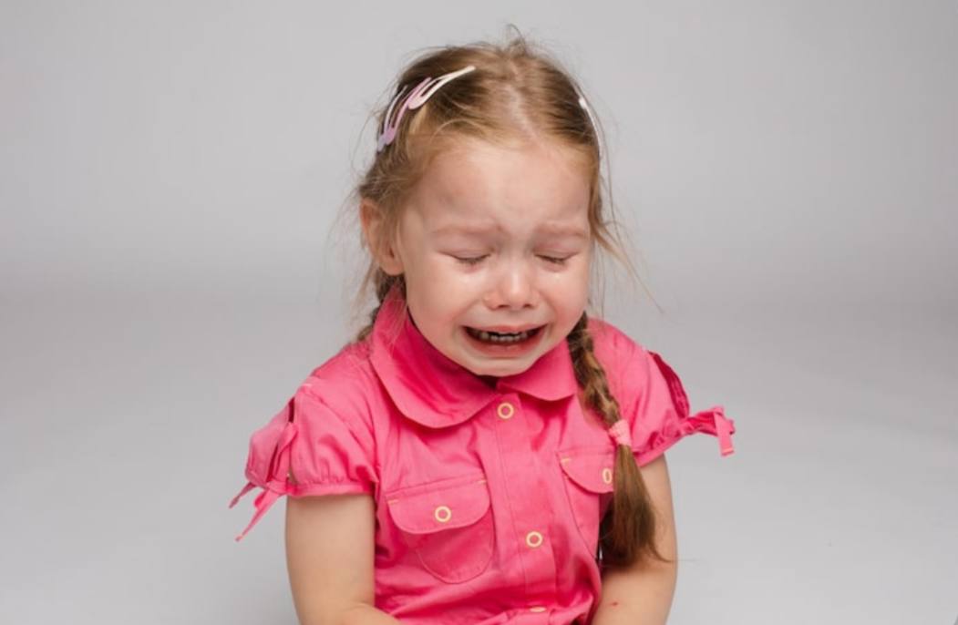 Педофила осудили за насилие над 4 летней племянницей в Петропавловске Камчатском В Петропавловске Камчатском 40 летний мужчина получил 14 лет колонии строгого режима за серию тяжких преступлений против малолетних девочек Первый эпизод случился еще в 2013 году он надругался над 10 летней родственницей воспользовавшись ее беспомощностью но дело вскрылось лишь в конце 2024 го Повторное преступление произошло в ноябре того же года подсудимый остался наедине с четырехлетней племянницей и совершил сексуальное насилие Несмотря на отрицание вины Петропавловск Камчатский городской суд счел доказательства неопровержимыми и вынес суровый приговор Кроме лишения свободы осужденный обязан выплатить каждой из семей пострадавших по 300 тысяч рублей в качестве компенсации морального вреда РОДИТЕЛИ ПРИМОРЬЯ