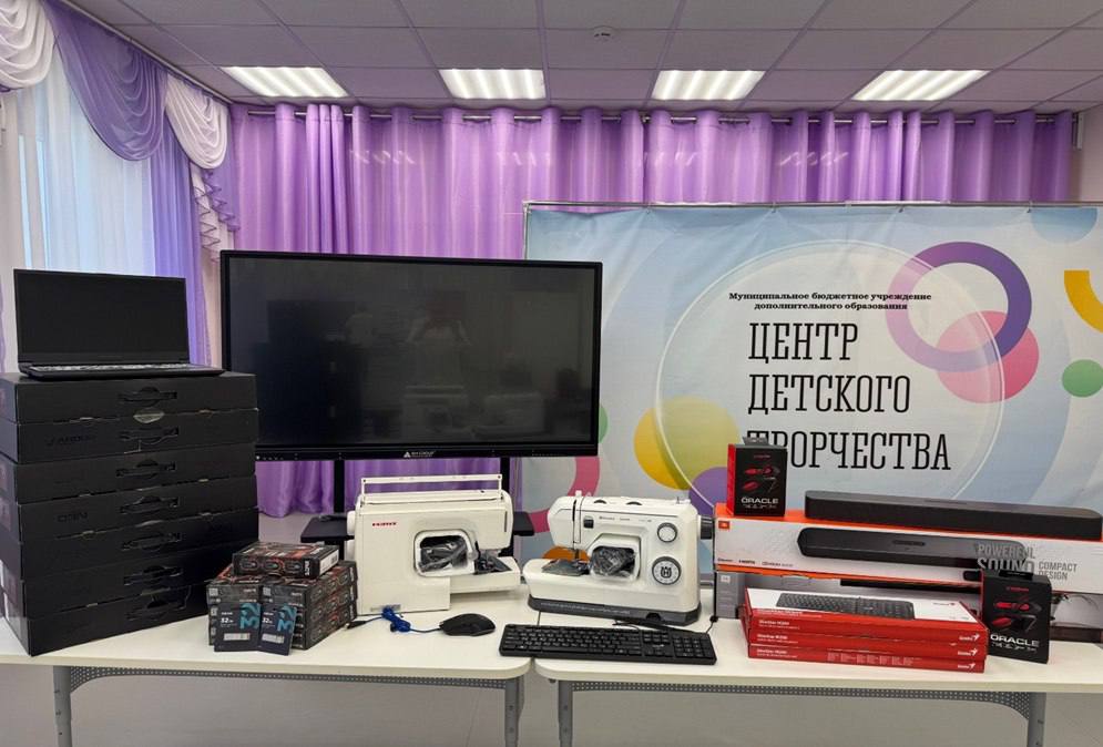 В 34 населенных пунктах Мурманской области реализуют инициативы жителей по губернаторской программе «На Севере – твой проект»  Уже завершены работы по 12 инициативам:   в Североморске-3 установлена скейт-площадка;  в Ура-Губе смонтированы уличные спортивные тренажеры;  в Териберке появилась топиарная фигура в виде медведя;  в Ловозере установлена игровая площадка для детей с ОВЗ, а также приобретено оборудование для Центра детского творчества и школы им. В.С. Воронина;  в Ковдоре заменили окна в Центре детского творчества, завершили работы по ремонту крылец в детских садах «Теремок» и «Сказка», в детском саду «Солнышко» появились новые двери;  в Мончегорске и Умбе завершили ремонт подъездов.   Всего в этом году воплотят 66 проектов.   За 6 лет по программе реализованы 382 инициативы местных жителей. Мероприятия проводят в рамках плана «На Севере – жить!».