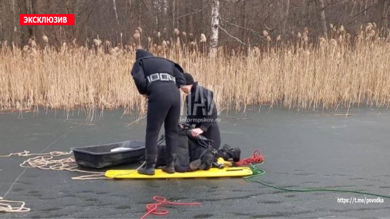 Водолазы областной службы спасения извлекли тела утонувших рыбаков в Великолукском районе    В Великолукском районе Псковской области в ходе поисково-водолазных работ на озере Борковское водолазы областной службы спасения обнаружили и извлекли из воды тела двух мужчин, которые утонули во время рыбалки.    По предварительной информации, погибшими оказались местные жители 1960 и 1964 годов рождения. Обстоятельства происшествия выясняются.    На месте происшествия работали сотрудники областной службы спасения, следователи Следственного комитета и полиции.