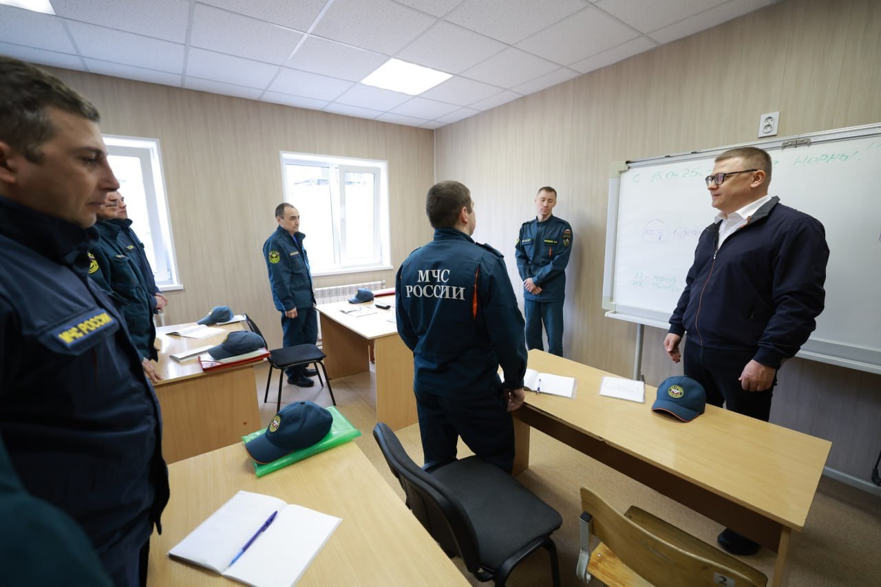 В Кусе по поручению Алексея Текслера завершено строительство нового пожарного депо Здание с гаражными боксами для четырех пожарных автомобилей возведено для 44-й пожарно-спасательной части. «В Кусинском районе большой лесной массив, расположен известный горнолыжный центр «Евразия», требовалось усилить работу по обеспечению пожарной безопасности. Это актуальная задача для всего региона. Новое пожарное депо в Кусе позволит нам оперативнее реагировать на чрезвычайные ситуации, обеспечит безопасность жителей района», - уточнил Алексей Текслер.