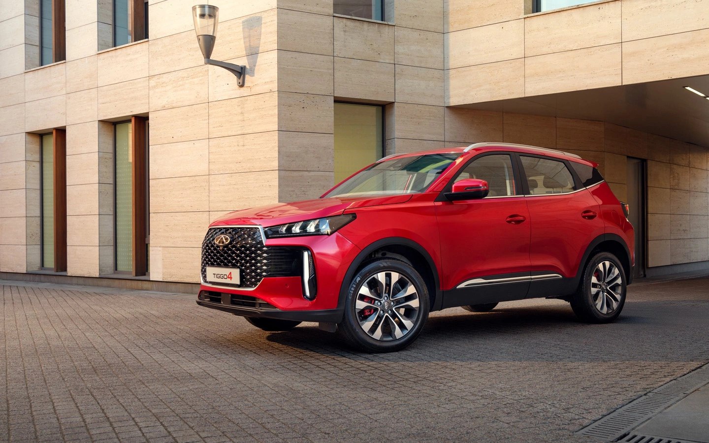 Chery выпустил Tiggo 4 с «механикой» — мы узнали зачем Версия MT Line станет новой начальной комплектацией. Автомобиль в такой версии будет оснащаться атмосферным мотором 1,5 литра мощностью 113 л.с — в остальных комплектациях поставят турбированный 1,5-литровый двигатель мощностью 147 л.с. Вероятно, такая модификация нужна Chery для того, чтобы попадать под программу льготного автокредитования стоимость базовой комплектации до 2 млн руб. , а также, чтобы иметь недорогую версию для использования в такси. Также среди отличий новой базовой комплектации: 16-дюймовые диски в остальных версиях диаметр дисков — 17 дюймов две подушки безопасности в других комплектациях — 4 и 7 механический ручной тормоз отсутствие голосового управления и задних дифлекторов Chery Tiggo 4 в версии MT Line будет стоить 1 999 000 руб. без учета скидок. Обновленный автомобиль по итогам мая впервые вошел в топ-10 самых продаваемых автомобилей в России, оказавшись там на девятом месте.