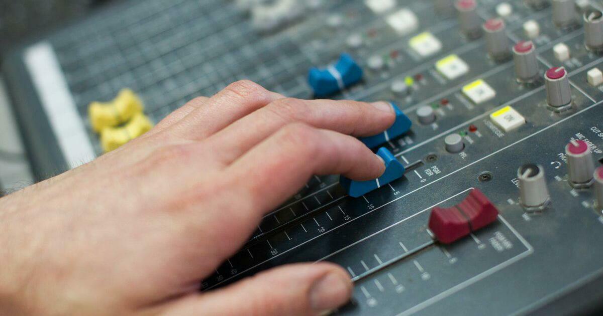 Победитель Евровидения 2024 швейцарский певец Nemo отказался от своего призового трофея в знак протеста Причиной протеста стал допуск к участию в конкурсе в 2026 году Израиля который обвиняют в геноциде палестинского населения в секторе Газа В прошлом году я выиграл Евровидение и получил за это трофей И хотя я безмерно благодарен сообществу связанному с этим конкурсом сегодня я больше не считаю что этот трофей должен стоять на моей полке написал исполнитель По мнению музыканта участие Израиля в конкурсе в то время когда по заключению независимой международной комиссии ООН по расследованию в стране происходит геноцид говорит о явном противоречии между идеалами конкурса такими как единство инклюзивность и достоинство для всех и решениями принятыми Европейским вещательным союзом