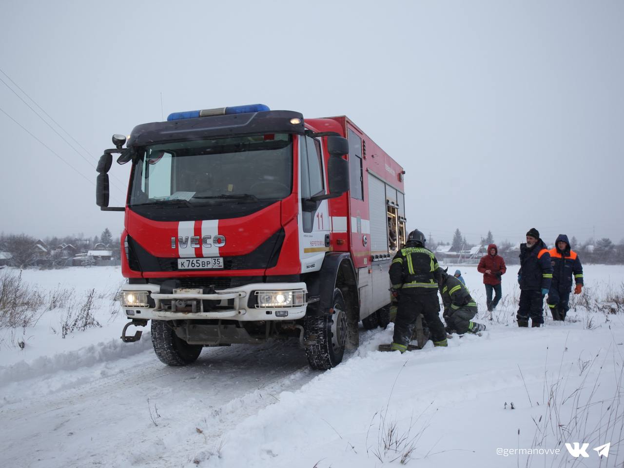 Обмеление рек в Череповце вызвало неожиданную проблему: вода в Ягорбе так далеко, что пожарные не могут ее забирать для тушения возгораний на "причалах". Что делать в чрезвычайной ситуации, отрабатывали на специальных учениях.    Там, где нет коммунальных сетей, воду для тушения пожаров берут из ближайших рек или прудов. Сейчас это стало невозможным. По сравнению с прошлым годом уровень Ягорбы опустился более чем на полметра, а саму реку до ледостава можно было перейти, чуть замочив ноги. Длина пожарного рукава для забора воды всего 8 метров, и этого недостаточно. Под угрозой оказался огромный дачный массив на причалах - тысячи деревянных домов.    Теперь на выручку огнеборцам будет приходить наша спасательная служба. Чтобы не загонять пожарные «Уралы» туда, где их можно посадить на мосты, к месту ЧП будут прибывать спасатели на катере на воздушной подушке. Их задачей станет развертывание пожарных рукавов и установка мотопомпы, которая способна быстро наполнить емкости пожарных машин.   Первая тренировка прошла успешно и показала, что такая схема взаимодействия вполне рабочая. Она сохранится до тех пор, пока уровень воды в наших водоемах останется низким.    Надеемся, что в реальной жизни эти навыки не пригодятся. Но если что-то случится, то помощь на дачные причалы придет вовремя.