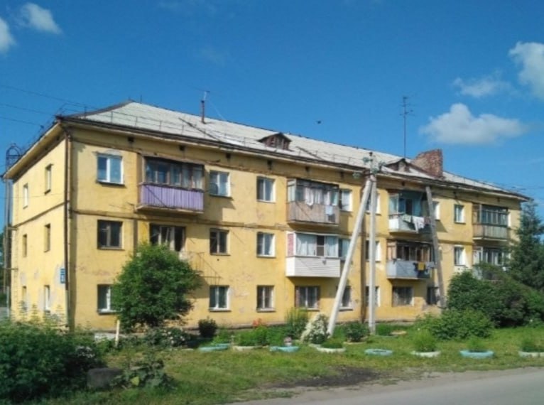 Власти Новосибирска ввели режим повышенной готовности на улице Малыгина Речь идёт о трёхэтажном доме 1963 года постройки №25 по улице Малыгина в печально известном «Хилке». Это только один жилой дом из четырёх проблемных зданий на этом участке, которые были признаны аварийными и подлежащими сносу ещё в 2022 году. Программа расселения была рассчитана на 10 лет. Однако позже демонтаж дома перенесли на 2031 год. Жители аварийного дома с таким решением не согласились, ведь мало того, что дом рушится на глазах, располагается он в крайне неблагополучном месте — окружают его кладбище, набивший оскомину мусорный полигон и нелегальный рынок. Выбросы от сжигания мусора крайне плохо влияют на здоровье людей, особенно подвержены болезням дети и пенсионеры. Также местные жители жалуются на нашествие крыс, расплодившихся на свалках и мусорном полигоне. Теперь из-за введения повышенной готовности власти в течение 10-ти дней должны провести комиссионное обследование здания и принять меры по расселению жильцов в квартиры маневренного фонда. НДН.инфо