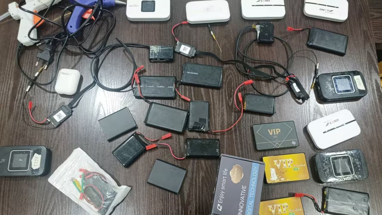 Учителя в Намангане нашли способ поднять образование   В Намангане разоблачили бункер организованный для помощи педагогам проходить аттестацию В специально оборудованном доме работали 12 педагогов которые дистанционно решали тесты за других учителей Проверка показала что участники схемы требовали за помощь 1 300 1 500 ExoUzbekistana