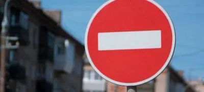 На улице Правобережья ограничат движение Как сообщают в администрации Калуги на проезде вдоль мини рынка от улицы Г Попова до улицы Академической и далее на 3 м Академическом проезде будет ограничено движение автотранспорта с 18 00 часов 11 мая до 05 00 часов 12 мая Причина ограничений проведение ремонтных работ