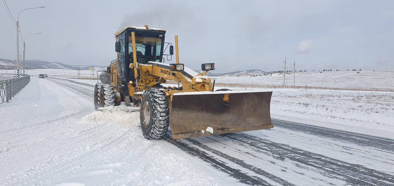 В Забайкальском крае продолжается очистка федеральных дорог Байкал Амур и других от последствий обильного снегопада В круглосуточном режиме производится расчистка покрытия от заносов и обработка противогололёдным материалом