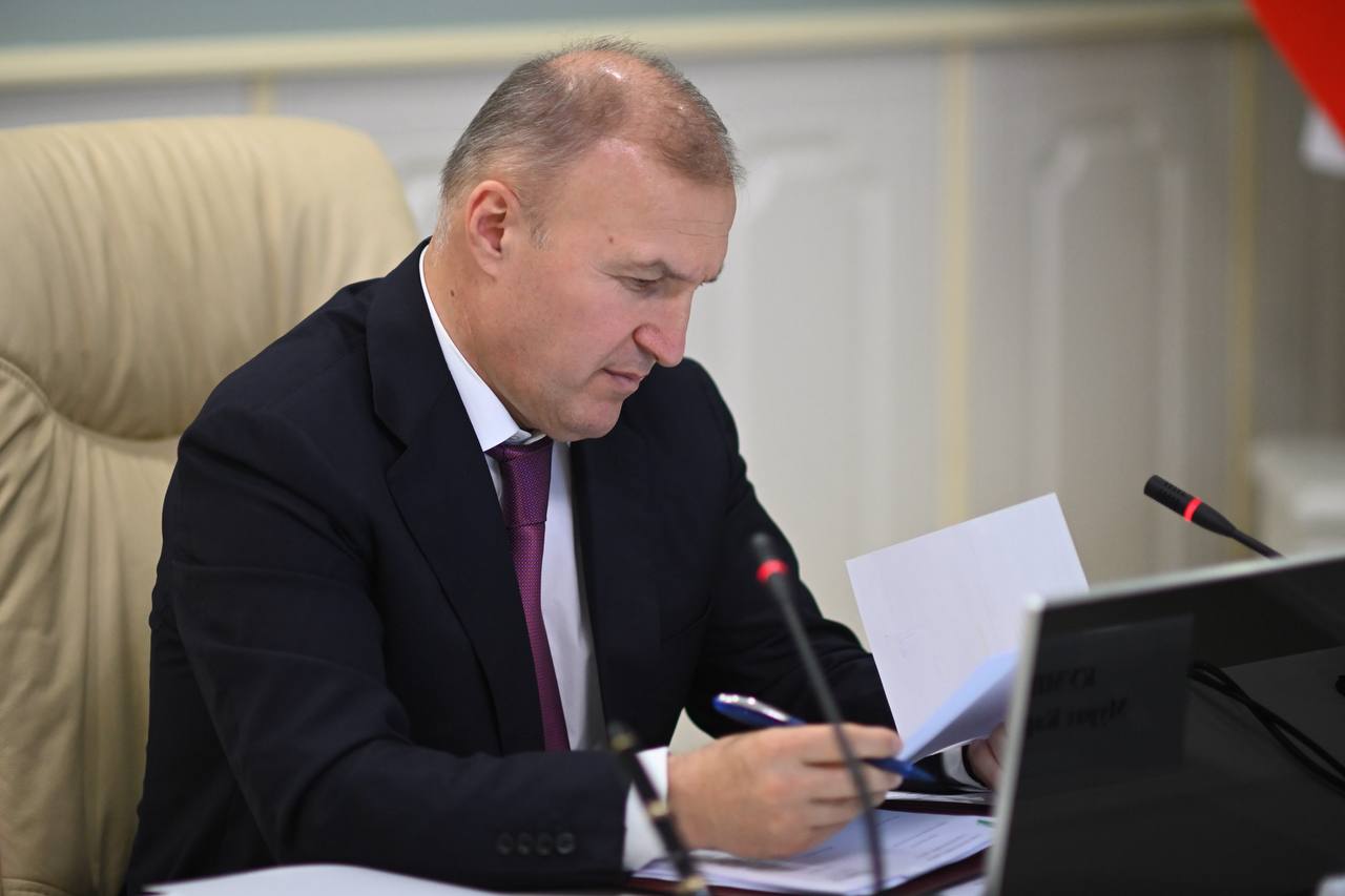 С членами Кабмина обсудили ход реализации в Адыгее нацпроектов и госпрограмм – строительство, ремонт, модернизацию важных объектов.  Всего в 2025 году на эти цели направляем около 14 млрд рублей, в том числе 9,6 млрд рублей – из федерального бюджета. Средства будут расходоваться на строительство, реконструкцию и капитальный ремонт объектов здравоохранения, образования, туризма, культуры, физической культуры и спорта, инфраструктуры, благоустройства. Сегодня работы ведём на 80 объектах.  Уже готовы 13 из них, в их числе:  проведён капитальный ремонт отделения Майкопской городской поликлиники;  построена средняя школа на 1100 мест в Яблоновском;  отремонтирована СОШ №2 в Кошехабле;  проведён капремонт ДЮСШ с. Красногвардейского;  построен Центр народного творчества в а. Натухай;  проложена водопроводная сеть в с. Красногвардейском;  проведена модернизация очистных сооружений МУП «Майкопводоканал»;   смонтировано уличное освещение в ауле Кошехабль;  отремонтировано здание для Теучежского КЦСОН;  построено 3 участка водопроводной сети в ст. Гиагинской.  Перед министрами и главами районов обозначь задачи по соблюдению графика работ, синхронизации этапов строительства с благоустройством, закупкой оборудования, другими сопутствующими работами.  Отдельно обсудили вопросы модернизации коммунальной инфраструктуры. Здесь видим много проблемных точек и это направление нужно активизировать. Главы территорий на местах должны слышать жителей, вместе с гражданами определять приоритеты в развитии населённых пунктов, активно заявляться на участие в соответствующих госпрограммах и нацпроектах, чтобы волнующие людей вопросы решались в максимально сжатые сроки.