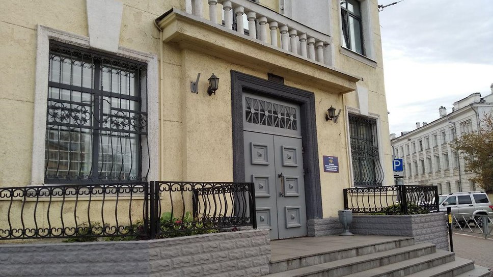 В Ярославле возбуждено уголовное дело о мошенничестве по факту обмана 39-летнего местного жителя на 11 млн руб.  Житель города в интернете нашел предложение об инвестировании и указал свои данные для обратной связи. С ним в мессенджере связался неизвестный, представившийся «трейдером инвестиционной площадки», и рассказал об условиях «работы». Ярославец перешел по полученной ссылке, где создал свой личный кабинет.  «Мужчина осуществлял биржевые операции с указанными неизвестными акциями, при этом создавалась видимость успешной "торговли" и получения прибыли. Спустя время с гражданином связался очередной "трейдер" и сообщил, что для вывода "заработанных" средств со счета следует перевести денежные средства по указанным реквизитам»,— рассказали в УМВД.  Ярославец взял накопления супруги и матери и оформил кредит под залог автомобиля, все деньги он перевел на указанные счета. Однако «трейдер» на связь больше не вышел.  Фото: Антон Голицын / Коммерсантъ  Еще больше новостей — в Telegram-канале «Ъ-Ярославль»