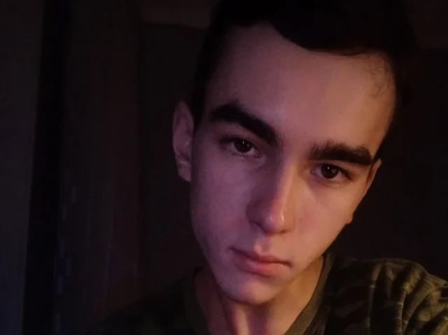 Суд в Волгограде отправил студента с ДЦП на 12 лет в колонию за перевод 3 тысяч рублей на счет в Украине  Волгоградский областной суд приговорил к 12 годам колонии строгого режима 21-летнего студента Андрея Глухова, пишет «Медиазона» . Молодой человек — инвалид с детства, у него ДЦП.  Глухова судили по статье о госизмене  ст. 275 УК РФ . Приговор был вынесен 29 мая, процесс длился месяц: дело Глухова поступило в суд в конце апреля. Дело связано с двумя переводами на сумму 3 тысяч рублей на счет в украинском банке.  Андрей выступал против военных действий в Украине и познакомился «то ли по игре, то ли на сайте каком-то» с человеком, который представился ему гражданином Украины, рассказал его отец Эдуард Глухов. По его словам, новый знакомый сына собирал подписи, «чтобы ускорить переговоры» двух стран, а также скинул Глухову номер счета в украинском банке.   «У него [Андрея] плохо работает правая рука, и нога — при ходьбе он ее подтягивает, — говорит Глухов. — На свидании [в СИЗО] он мне сначала сказал, что "нормально все", а когда уже заканчивали — извинился, и слезы у него потекли».   Андрей Глухов — студент второго курса Волгоградского политеха. Силовики пришли к нему с обысками в сентябре 2024 года. Они изъяли компьютерную технику и отпустили домой после допроса в ФСБ. Юношу задержали уже через месяц, в октябре 2024 года.   Минюст считает «иноагентом». Фото: Андрей Глухов / Telegram