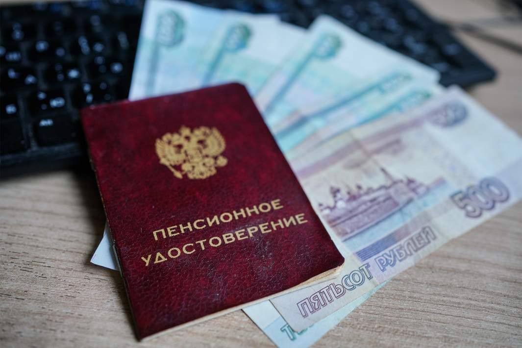 В сентябре повысят пенсии некоторым категориям россиян  Россиянам старше 80 лет, инвалидам первой группы и пенсионерам, которые прекратили трудовую деятельность в августе, в сентябре повысят  выплаты.    Базовый размер фиксированной выплаты  в 2025 году составляет 8 907 рублей 70 копеек, пенсионер старше 80 лет получит 17 815 рублей 40 копеек только по этой части, без учета дополнительных выплат и районных коэффициентов.