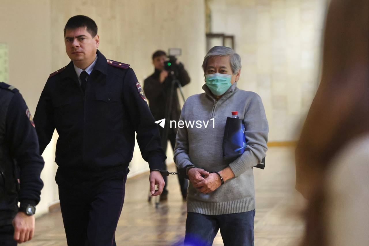 Прокуратура Волгоградской области просит приговорить Александра Пака обвиняемого в убийстве многодетной матери Екатерины Буравлевой к 12 годам колонии Позицию гособвинение озвучило во время прений в очередном судебном заседании С учетом всех обстоятельств дела просим суд приговорить обвиняемого к 12 годам лишения свободы с отбыванием наказания в колонии строгого режима и последующему ограничению свободы сроком на полтора года заявил в прениях прокурор Кроме того гособвинение просит суд лишить Александра Пака водительского удостоверения сроком на два года а автомобиль на котором был совершен наезд изъять в доход государства Читайте новости Волгограда в MAX