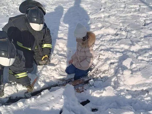 Спасатели вытащили девочку из деревянной ловушки на Левенцовке  10-летняя девочка застряла ногой между досками поддона, который закрывал люк на улице Еляна, 66. Женщину, которая шла с работы, заметила сидящую на снегу девочку. Она подошла к ней и спросила, почему она там сидит.  Оказалось, что девочка застряла настолько сильно, что не могла самостоятельно освободить ногу. Приехавшие спасатели успокоили ребёнка и с помощью ручного инструмента сломали доски. Девочка не пострадала, медицинская помощь ей не потребовалась.   -Rostov.ru