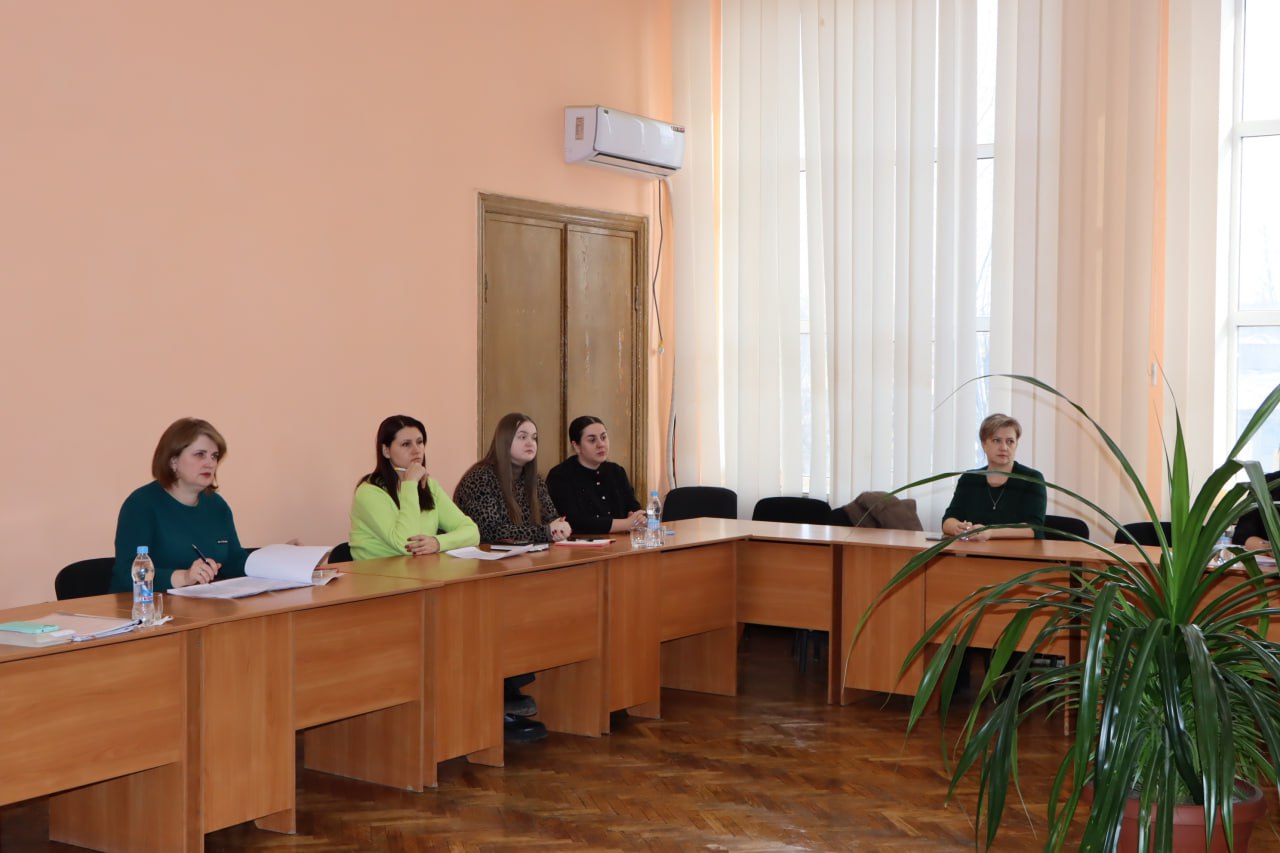 В Лутугинском муниципальном округе состоялось очередное заседание комиссии по делам несовершеннолетних и защите их прав  В Лутугинском муниципальном округе Луганской Народной Республики состоялось очередное заседание Районной комиссии по делам несовершеннолетних и защите их прав муниципального образования Лутугинский муниципальный округ Луганской Народной Республики.  В ходе заседания Комиссии были рассмотрены вопросы:  - о предоставлении предложений для включения в межведомственный план индивидуальной профилактической работы с семьями, в которых воспитываются несовершеннолетние;  - о 7 протоколах об административных правонарушениях, 3 – в отношении родителей по ч.1 ст 5.35 КоАП РФ, 4 - в отношении несовершеннолетних по ст. 6.9 и ст. 19.16 КоАП РФ;  Подробнее в статье: