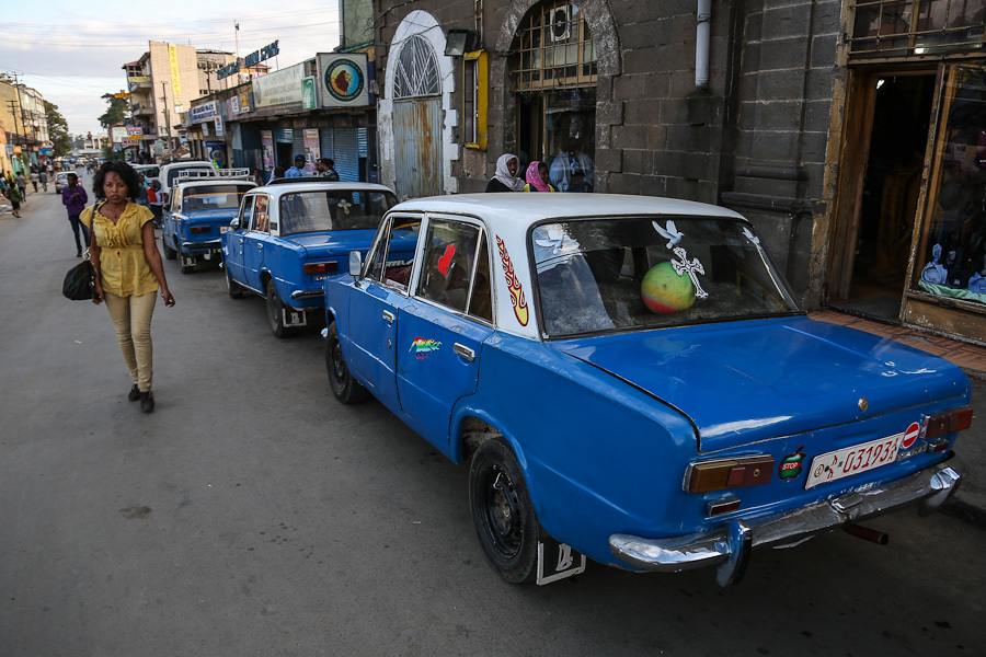 Посол Эфиопии в Москве заявил, что в стране ждут запуска производства автомобилей «Lada».   Речь правда идёт исключительно об электромобилях, которые пытаются собирать на заводе в Ижевске. В сентябре прошлого года «Автоваз» сообщил о запуске серийного производства модели Lada e-Largus — первого российского электромобиля с отечественной батареей.  Русский/советский автопром на родине предков Пушкина знают хорошо. В 80-е годы прошлого века реэкспортом из Голландии туда приехало так много импортных «копеек», что они и по сию пору служат в городском такси. Синие долгожители стали визитной карточкой Аддис-Абебы.   Собранные в Эфиопии машины будут не только реализовывать на местном рынке, но и продавать за рубеж. В будущем можно ожидать появления электрических «жигулей» на дорогах Судана, Южного Судана, Кении и Сомали. Русская мягкая сила на электрическом ходу.