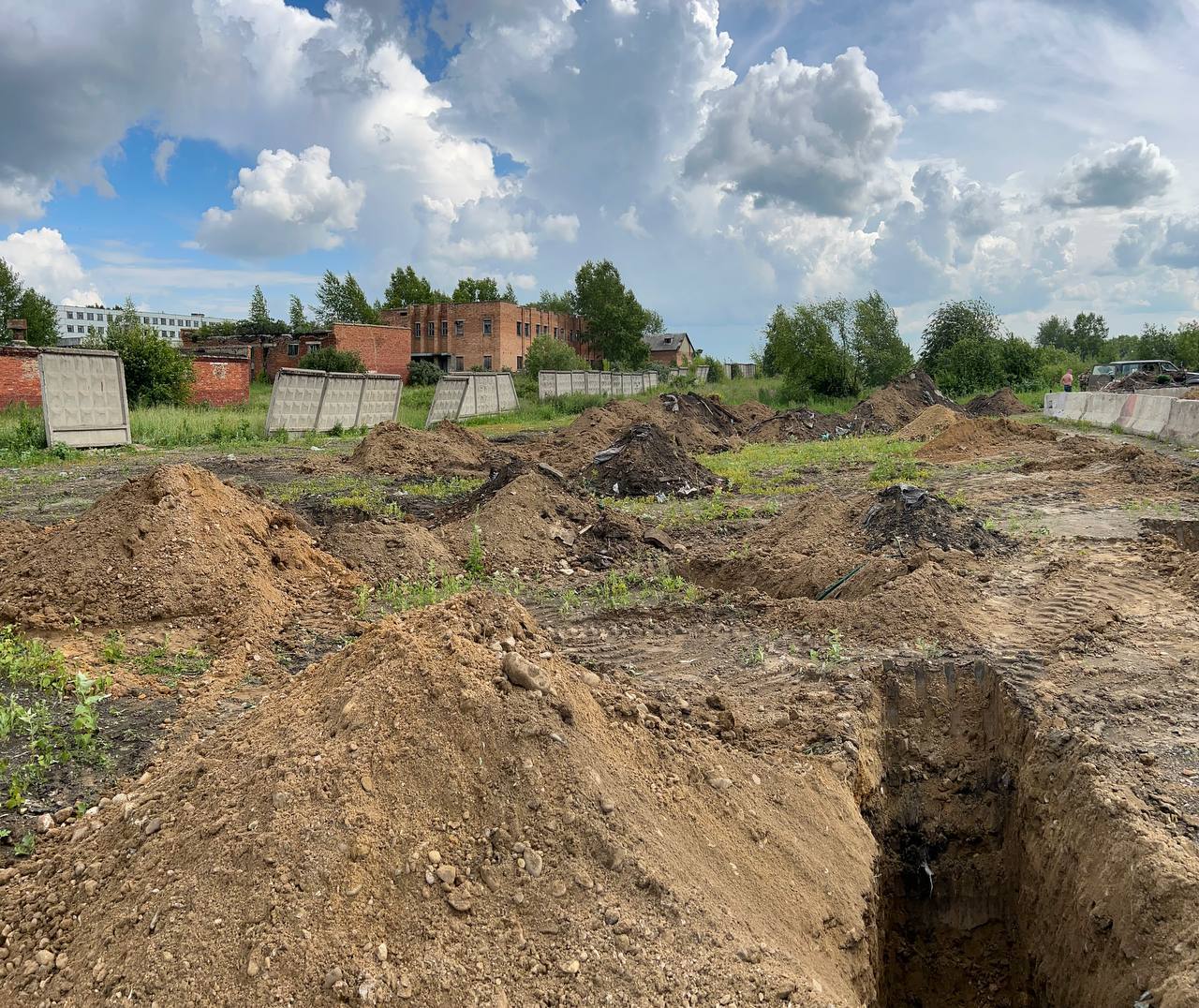 В Канске завершено расследование уголовного дела в отношении заместителя директора коммерческой организации, обвиняемого в покушении на мошенничество при ликвидации свалок  Следственным отделом по Канскому району ГСУ СК России по Красноярскому краю и Республике Хакасия завершено расследование уголовного дела в отношении заместителя директора коммерческой организации. Он обвиняется в совершении преступления, предусмотренного ч. 3 ст. 30, ч. 4 ст. 159 УК РФ  покушение на мошенничество, совершенное с использованием служебного положения, в особо крупном размере .   Уголовное дело возбуждено на основании материалов, представленных УФСБ России по Красноярскому краю.  Следствием установлено, что в сентябре 2024 года между МКУ «Управление Строительства, Жилищно-коммунального Хозяйства и Охраны Окружающей Природной Среды Администрации Канского района» и ООО «Энергия-Канск» заключен муниципальный контракт на ликвидацию несанкционированных свалок на территории района.     Стоимость контракта составила более 14 миллионов рублей. Согласно условиям контракта, коммерческая организация обязалась утилизировать отходы с несанкционированных свалок на специализированный полигон, либо на предприятие на вторичную переработку. Для выполнения работ требовалось приобрести талоны на сдачу отходов на сумму более 8 миллионов рублей.    В ходе выполнения контракта фигурант ввел в заблуждение представителя заказчика, сообщив ему недостоверные сведения о наличии документов, подтверждающих утилизацию отходов, а также предоставил поддельные талоны.   Фактически отходы были захоронены на территории города Канска.  Факт противоправных действий фигуранта удалось установить при приемке выполненных работ заказчиком.  Уголовное дело направлено в прокуратуру для утверждения обвинительного заключения и последующего направления в суд для рассмотрения по существу.