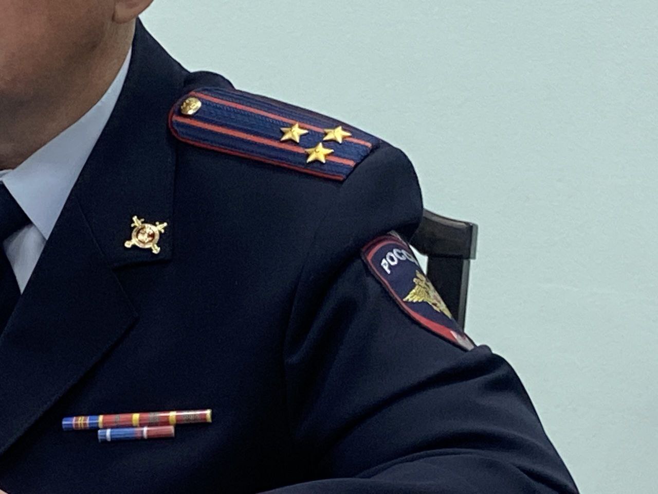 Жительница Краснокамска предстанет перед судом за ложный донос на своего сожителя. 41-летняя женщина из обиды обвинила любимого мужчину в подготовке теракта. Как рассказали в ГУ МВД по Пермскому краю, инцидент в паре произошел 7 мая 2025 года. Возлюбленные поссорились и мужчина несколько раз ударил женщину. «Она убежала к матери, и захотела отомстить обидчику. Женщина, находясь в состоянии алкогольного опьянения, с телефона родственницы сделала заведомо ложное сообщение о готовящемся акте терроризма. Она сообщила, что в квартире по улице Культуры удерживает заложницу, угрожает открыть газ и взорвать дом», — рассказали в полиции. Информацию оперативно проверили и не нашли подтверждения. Заявительницу задержали и сейчас она находится под подпиской о невыезде. За ложный донос женщине грозит либо штраф до полумиллиона рублей либо тюремный срок до трех лет. Источник ЧП Пермь Прислать новость