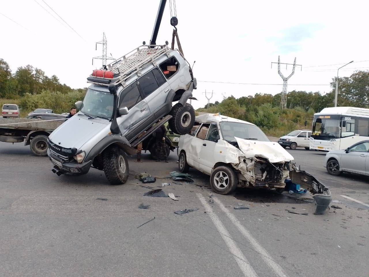 БЕЗ ПОСТРАДАВШИХ  ГИБДД разбирается в обстоятельствах аварии, произошедшей сегодня на Северо-Восточном шоссе в Петропавловске.   «По предварительным данным произошло столкновение двух легковых автомобилей и микроавтобуса. В результате дорожно-транспортного происшествия никто не пострадал», - сказали в ГИБДД