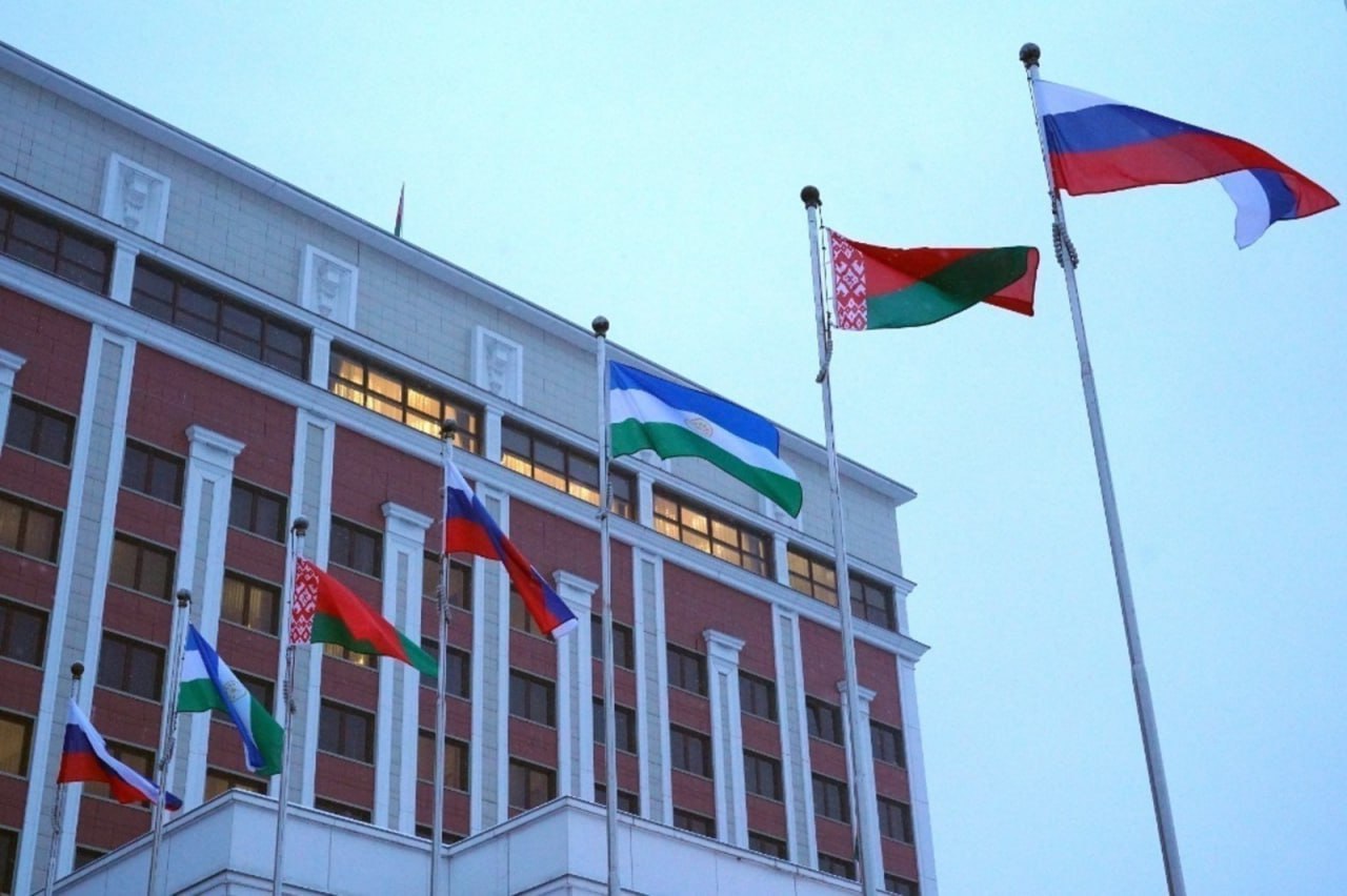 В Уфе откроется консульство Беларуси Председатель правительства России Михаил Мишустин согласовал создание в Уфе генерального консульства Беларуси. Соответствующий документ опубликован на официальном интернет-портале правовой информации. В консульский округ войдут Башкирия, Калмыкия, Удмуртия, Астраханская, Оренбургская и Самарская области. В распоряжении за подписью Михаила Мишустина правительству Республики Башкортостан рекомендовано «выделить в Уфе для генерального консульства Республики Белоруссия служебные и жилые помещения на условиях аренды или приобретения Республикой Белоруссия в собственность, осуществить при необходимости отвод земельных участков под их строительство в соответствии с законодательством РФ, а также решить другие организационные вопросы». Председатель правительства поручил министерству иностранных дел России оформить соответствующую договорённость с белорусской стороной. На сегодняшний день в Уфе открыто отделение посольства Беларуси в России. В его зону ответственности входят те же регионы: Башкортостан, Оренбургская, Самарская, Астраханская области, Удмуртия и Калмыкия. Моя Уфа. Подписаться Прислать новость