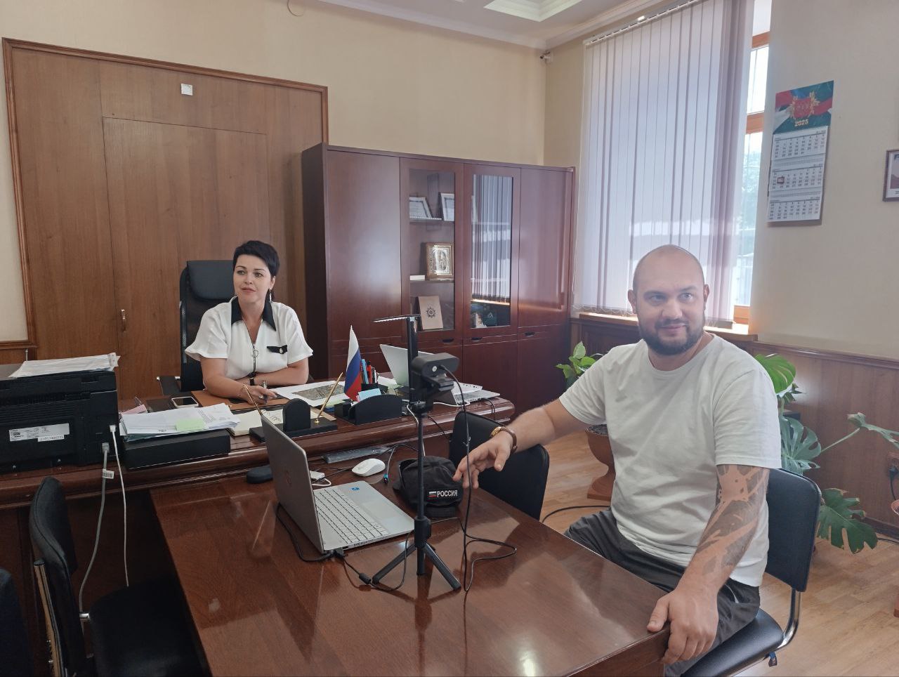 Мультиотраслевой кластер: перспективы развития Генического округа  Глава Генического муниципального округа Юлия Семякина по поручению губернатора Херсонской области Владимира Сальдо провела рабочую встречу с представителем управляющей компании «Индустриальный парк «ТАВРИЯ». В ходе встречи обсудили возможность реализации масштабного инвестиционного проекта индустриального парка на территории округа. Ключевая цель проекта – создание мультиотраслевого кластера, который значительно усилит экономический потенциал региона.  Планируется, что в состав кластера войдут стратегически важные объекты: современный распределительный центр, производственные площадки для выпуска строительных материалов и автокомпонентов, развитый логистический и автомобильный узел, а также гостиничный комплекс с необходимой инфраструктурой для обеспечения комфортного пребывания специалистов и гостей.  Ожидается создание более 100 новых рабочих мест, что позволит существенно снизить уровень безработицы и повысить уровень жизни населения. Кроме того, прогнозируется значительный рост налоговых поступлений в бюджеты всех уровней, а также стимулирование промышленного производства в регионе.   Индустриальный парк «Таврия» станет мощным драйвером для привлечения инвестиций и развития инновационных технологий в Херсонской области.  "Реализация данного проекта имеет огромный потенциал для социально-экономического развития Генического округа и Херсонской области в целом. Благодаря поддержке и участию губернатора Херсонской области, наш округ и регион развиваются во всех сферах деятельности", – отметила глава Генического МО Юлия Семякина.        #Администрация_Генический_МО