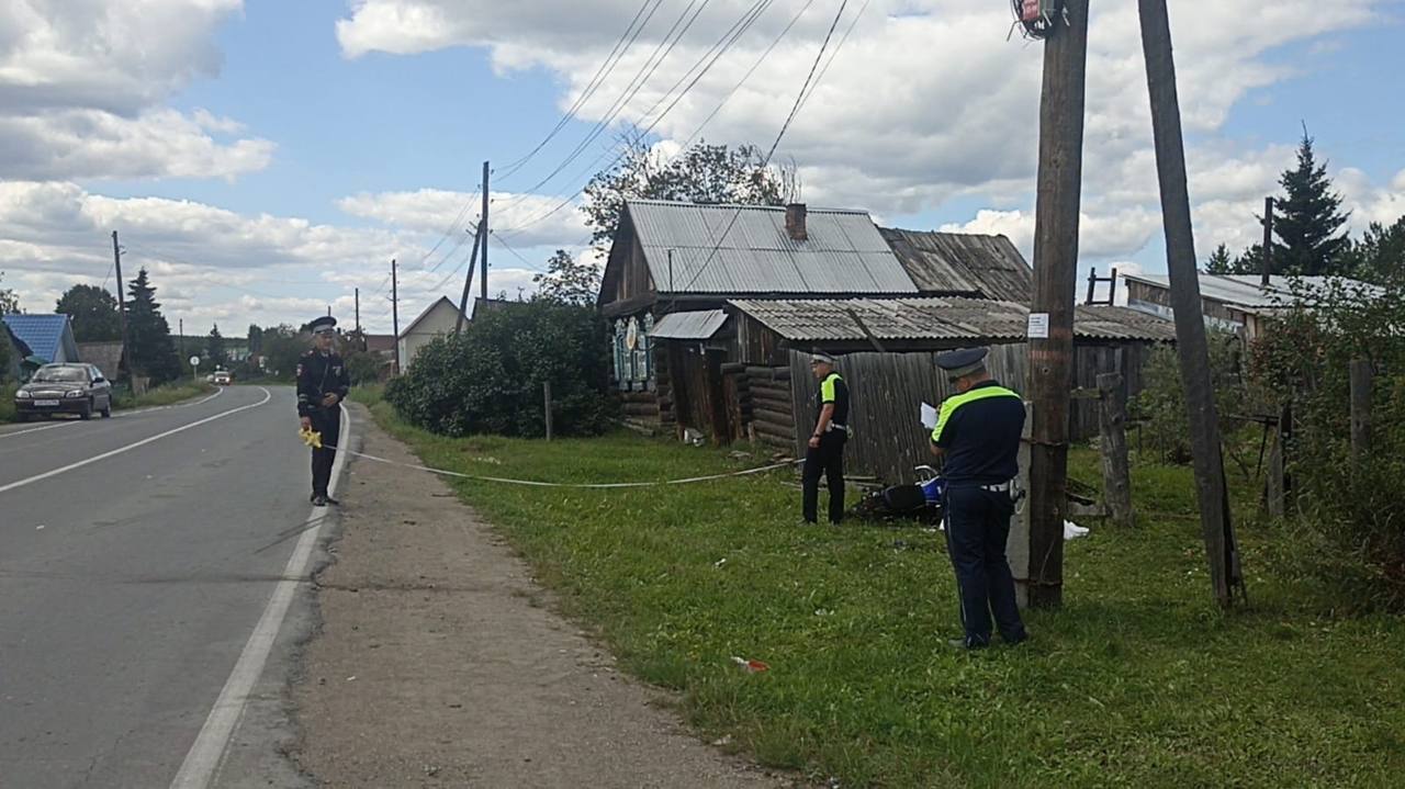 Сразу несколько смертельных аварий произошло в регионе накануне   В Каменске-Уральском столкнулись четыре машины. Один человек погиб, еще четверо, включая ребенка, пострадали.   В деревне Малое Трифоново мотоциклист съехал с дороги и врезался в столб опоры линии электропередач. Водитель погиб на месте, несовершеннолетний пассажир госпитализирован.    Под Верхней Пышмой водитель Belgee выехал на встречную полосу, где врезался в грузовик. После удара иномарку отбросило на Daewoo и Toyota RAV4. На месте погиб водитель Belgee. Женщина-водитель Toyota госпитализирована.    ГИБДД