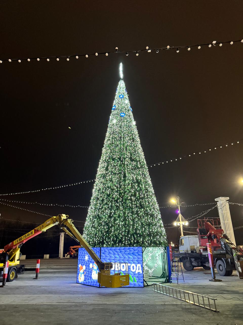 На Адмиралтейской площади уже почти собрали новогоднюю елку Фото мэрия Воронежа Подписывайтесь на канал РИА Воронеж в Max