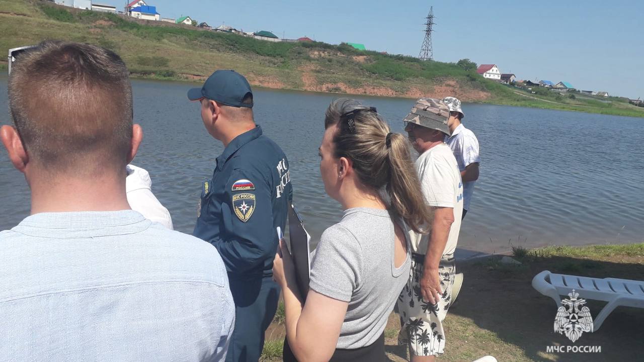 Во время профилактического рейда по местам купания в Чишминском районе, едва не произошла трагедия   На пляже Калмашевского водохранилища на глазах у отдыхающих женщина в надувном круге начала тонуть.    Как рассказали свидетели, инцидент произошёл из-за того, что 45-летняя женщина потеряла равновесие и выпала из круга.    К счастью, дежурный спасатель действовал оперативно! Он бросился в воду, добрался до тонущей, подхватил её и направился к берегу. Второй спасатель подплыл на лодке и помог доставить женщину на сушу.   Медицинская помощь, к счастью, не понадобилась.  МЧС России призывает:  не купайся в необорудованных местах;  не заходи в воду в состоянии алкогольного опьянения;  следи за детьми возле водоемов.