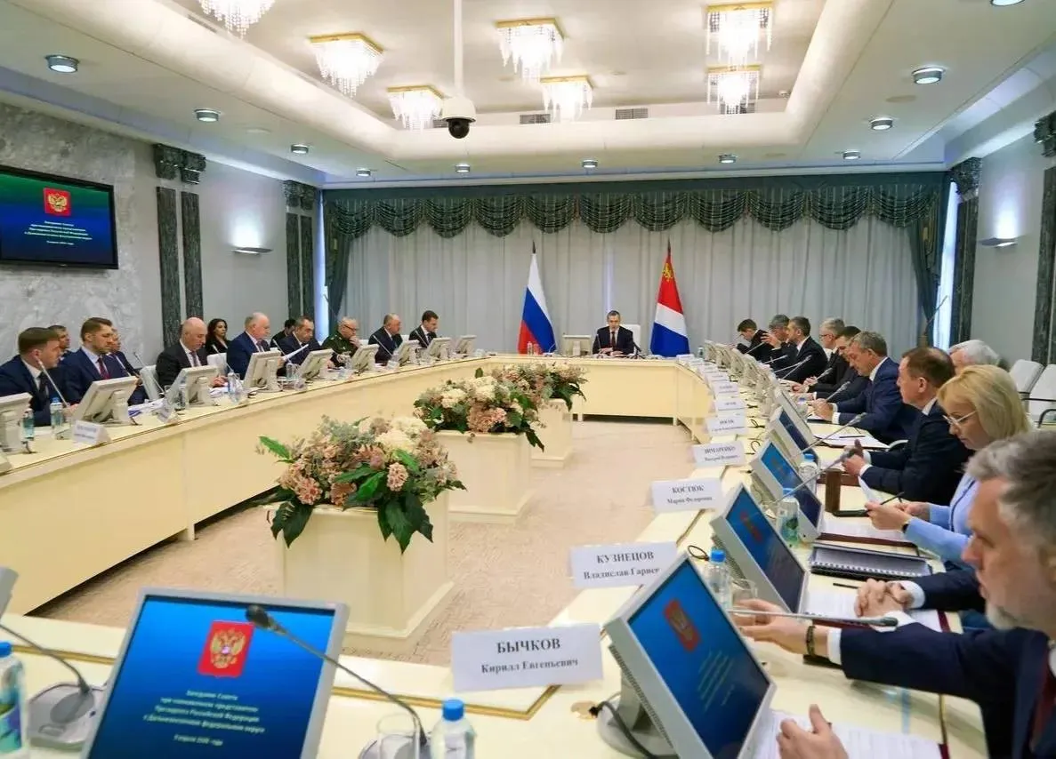 Минимизировать ущерб и работать на опережение Юрий Трутнев о борьбе с катаклизмами Вопрос о подготовке регионов ДФО к прохождению паводкоопасного периода и пожароопасного сезона 2026 года вошел в повестку заседания совета Дальневосточного федерального округа прошедшего под руководством Заместителя Председателя Правительства России полномочного представителя Президента России в ДФО Юрия Трутнева Необходимо быть готовыми к погодным изменениям В целом ряде районов округа наблюдается активное развитие весеннего половодья В ближайшее время реки начнут освобождаться ото льда Высока вероятность образования заторных явлений на реках Республики Бурятия Забайкальского Камчатского и Хабаровского краев Амурской области Еврейской автономной области В Якутии на контроле находятся 59 затороопасных участков Необходимо организовать непрерывный мониторинг гидрологической обстановки объективный прогноз паводковой ситуации и своевременную реализацию мер по предупреждению наводнений открыл обсуждение Юрий Трутнев ulusmedia Читайте нас в MAX