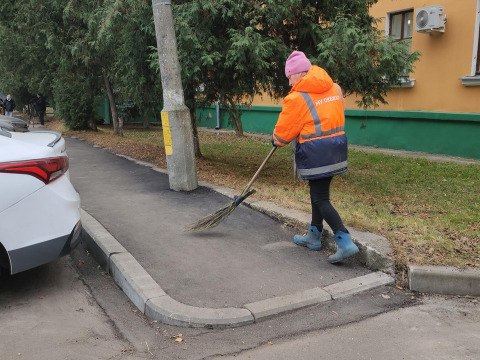 В поселке Калинина был уложен новый тротуар, который сделал путь детей к школе более безопасным.  В поселке Калинина, который находится в городском округе Люберцы, сделали новый тротуар вдоль дома №90. Местные жители просили создать пешеходную зону, так как им приходилось обходить автомобили, которые были припаркованы на проезжей части.   Напротив этого дома расположено множество магазинов, куда приезжают грузовые машины для разгрузки и покупатели на легковых автомобилях. Рядом находятся детский сад и школа, поэтому детям приходилось обходить весь этот транспорт.   Местная жительница Инесса Левшакова вспоминает, что на это было страшно смотреть. Чтобы решить проблему, неравнодушные люди обратились к властям.   Сейчас по новому тротуару удобно и безопасно могут ходить дети, мамы с колясками и другие жители.   С начала этого года в городском округе Люберцы по поручению главы и просьбам жителей было обустроено девять тротуаров.