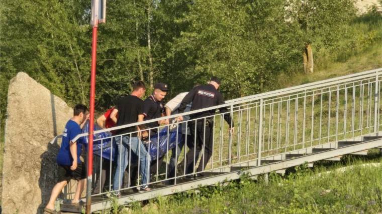 Чудом спасли: в Новочебоксарске женщина едва не утонула в запретной зоне для купания  ЧП произошло 9 июля в Новочебоксарске — купание в запрещённом месте чуть не стоило жизни женщине 1985 года рождения. Её заметили спасатели во время патрулирования: она уже была без сознания и тонула.  Один из спасателей бросился в воду и удерживал пострадавшую на плаву, пока второй доставил лодку. Благодаря слаженной и быстрой работе, женщину удалось вытащить из воды и передать медикам. Сейчас она в больнице.    МЧС Чувашии вновь напоминает: купаться можно только в специально оборудованных местах. Особенно опасно заходить в воду в состоянии алкогольного опьянения — это часто приводит к трагедиям.  ‼  За купание в запрещённых местах предусмотрен штраф — 1000 рублей. Но куда важнее: цена такой беспечности может быть вашей жизнью.