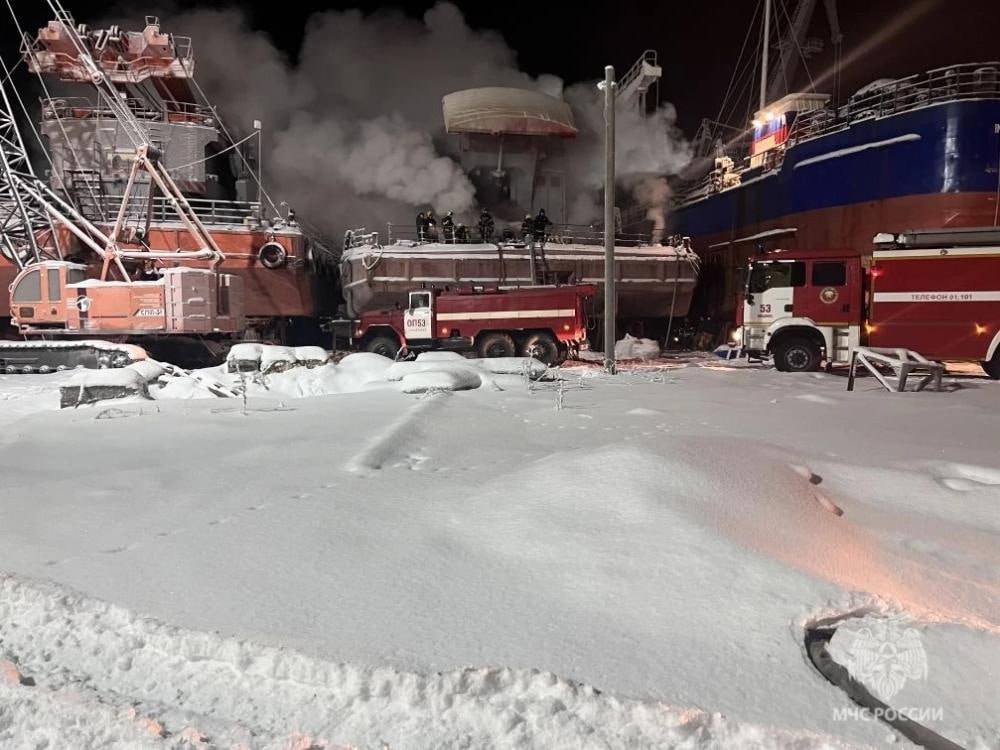 Почти два десятка пожарных в последний день каникул тушили баржу в Турдеево Пресс служба регионального управления МЧС сообщает что накануне в районе 16 30 на окраине Архангельска загорелась баржа которую пилили на металлолом Пожар произошел на судоверфи в посёлке Турдеевск по адресу улица Центральная 2 Там загорелась баржа которую вытащили на берег чтобы распилить для последующей утилизации На место оперативно прибыли силы и средства пожарной охраны В ходе разведки было установлено сильное задымление в трюме К тушению привлечены подразделения пяти пожарных частей Всего задействовано 6 автоцистерн и 19 человек личного состава В 20 08 пожар был локализован в 20 34 ликвидирован Фото пресс службы ГУ МЧС РФ по Архангельской области