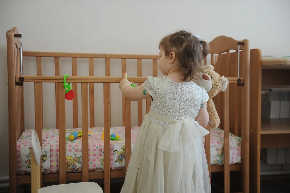 Мама шести детей не платила алименты и пила а когда ее объявили в федеральный розыск спряталась за холодильником В Кыштыме судебные приставы разлучили сожителей которые годами не платили алименты злоупотребляли алкоголем и не работали 40 летняя женщина мать шестерых детей воспитанием не занималась дети живут у родственников в приемной семье и детском доме Долг по алиментам младшему ребенку превысил 1 млн рублей из за чего ее объявили в федеральный розыск и постановили поместить в СИЗО на полгода Разыскиваемую нашли у нового сожителя тоже алиментщика Он уверял что женщины у него нет но приставы обнаружили ее спрятавшейся за холодильником После эмоциональной сцены воссоединения женщину передали полиции Мужчина заявил что хочет спасти любимую и ради погашения ее долга собирается отправиться на СВО   Подписаться на chelkp Мы в MAX