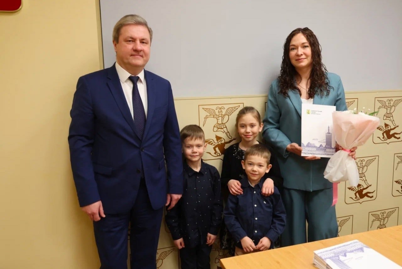 Морев 25 молодых семей Архангельска получили сертификаты на жильё Программа обеспечения жильём молодых семей действует в столице Поморья с 2007 года Участникам программы выдают свидетельства на приобретение жилья которые можно направить на покупку квартиры или строительство жилого дома Социальная выплата составляет от 700 тысяч до 1 5 млн рублей в зависимости от состава семьи Как рассказал глава Архангельска Дмитрий Морев в 2025 году сертификаты получили 25 молодых семей Из них 13 многодетные и 4 семьи участников СВО На конец декабря все обладатели свидетельств успешно их реализовали приобрели жилье На условиях софинансирования федерации области и города на эти цели было выделено 25 3 млн рублей Для нас важно чтобы молодёжь Архангельска создавала семьи именно на своей малой родине оставаясь здесь жить и трудиться Программа для молодых семей служит этой цели уже многие годы и будет продолжена в 2026 году заявил Морев Фото архгорадмин