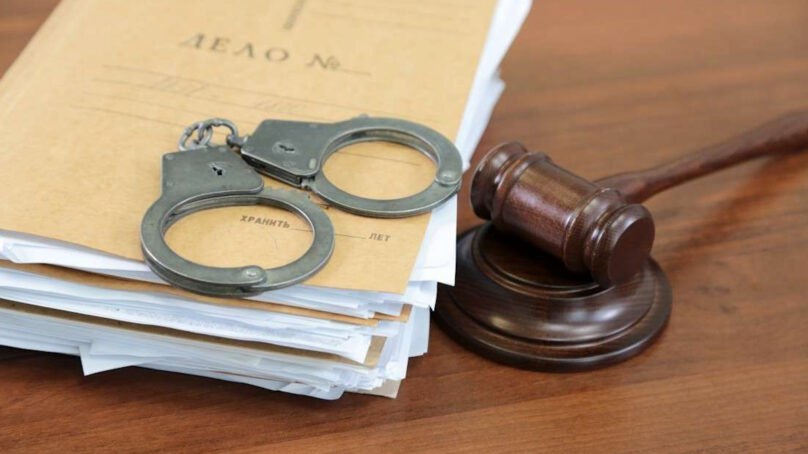  Житель Советска предстанет перед судом по обвинению в истязании собственной дочери и побоях. По данным следствия, обвиняемый в период с мая 2024 года по январь 2025 года систематически жестоко обращался со своей дочерью. Он применял к девочке физическую силу в качестве наказания: именно избивал ремнем, электрическим шнуром, деревянной палкой, пластмассовой вешалкой, а также плоскогубцами срезал накладные ногти с обеих рук потерпевшей. Также фигурант, имея непогашенную судимость за угрозы убийством в адрес бывшей супруги, в январе текущего года нанес ей множественные удары ногой по голове и животу. На стадии предварительного следствия в отношении обвиняемого избрана мера пресечения в виде заключения под стражу, следствием организован комплекс мер реабилитационного характера, направленных на минимизацию последствий причиненных ребенку психологических травм. В СУ СК России по Калининградской области сообщили, что по уголовному делу собран достаточный объем доказательств, уголовное дело с утвержденным обвинительным заключением направлено в суд для рассмотрения по существу.