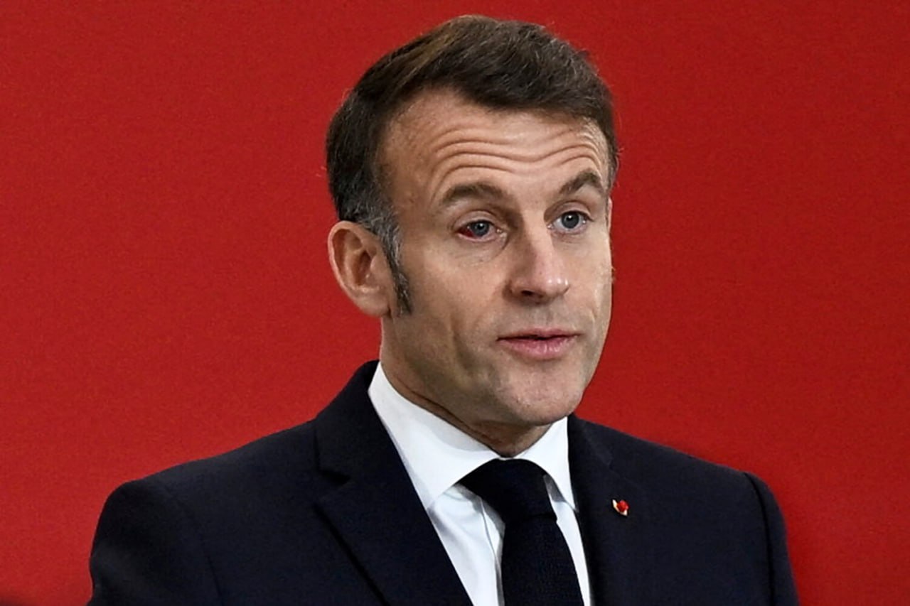 Макрон попросил Трампа отменить санкции в отношении нескольких европейцев Речь в письме французского президента идет о бывшем еврокомиссаре Тьерри Бретоне и французском судье Международного уголовного суда МУС Николя Гийу Оба фигуранта как уточняет газета получили запрет на въезд в США Кроме того Гийу лишен возможности использовать американские платежные системы включая Visa и Mastercard Санкции принятые в отношении Тьерри Бретона наносят ущерб нормативной автономии Европы и кроме того основаны на ошибочном анализе написал Макрон Он также отметил что ограничения в отношении Гийу подрывают принцип независимости судей и мандат МУС  Напомним Вашингтон вменяет в вину Бретону продвижение мер по регулированию социальных сетей В отношении Гийу санкции были введены после того как МУС выдал ордер на арест премьер министра Израиля Биньямина Нетаньяху и его министра обороны под аналогичные меры попали и другие судьи суда Подписаться на Российскую газету в Читать нас в MAX