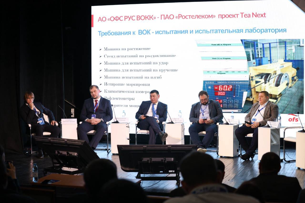 На Цифровом алмазе обсудили опыт и технологии строительства ВОЛС для экстремальных условий Сессию посвятили обсуждению инновационных подходов технологических решений и практического опыта строительства волоконно оптических линий связи ВОЛС в экстремальных природно климатических и географических условиях Эксперты отметили многолетнюю мерзлоту одним из сложнейших аспектов в строительстве линий Болото в скальной местности также дает очень короткий срок строительства Происходит подмерзание трактора грунт дает огромную прибавку к себестоимости строительства В Бурятии мы столкнулись с вечной мерзлотой что очень усложнило строительство ВОЛС отметил Анатолий Галкин директор проектного офиса ТЕА NEXT ПАО Ростелеком Якутия является регионом с сухим климатом где присутствуют сети и нет явного обледенения кабеля либо каких то конструкций Поэтому тут думаю нам это в плюс Наш проект эксплуатации запланирован на более 25 лет добавил Михаил Черноградский заместитель министра инноваций цифрового развития и инфокоммуникационных технологий Якутии Напомним на Цифровом алмазе планируется запуск федерального проекта Синергия Арктики крупнейшего инфраструктурного проекта в области телекоммуникаций на территории Российской Федерации Впервые Синергию Арктики представили в 2022 году на I Форуме Цифровой алмаз Тогда же он получил федеральный статус По задумке организаторов проект позволит расширить доступ к Интернету в труднодоступных населенных пунктах и повысить качество цифровых сервисов для жителей Арктики До конца 2028 года к магистральной ВОЛС подключат порядка 50 тысяч жителей в 61 населенном пункте республики Благодаря Синергии Арктики общая протяженность ВОЛС в Якутии превысит 20 тысяч км Следите за новостями на сайте цифровойалмаз рф 27 29 ноября 2025 года Якутск ЦИФРОВОЙ АЛМАЗ