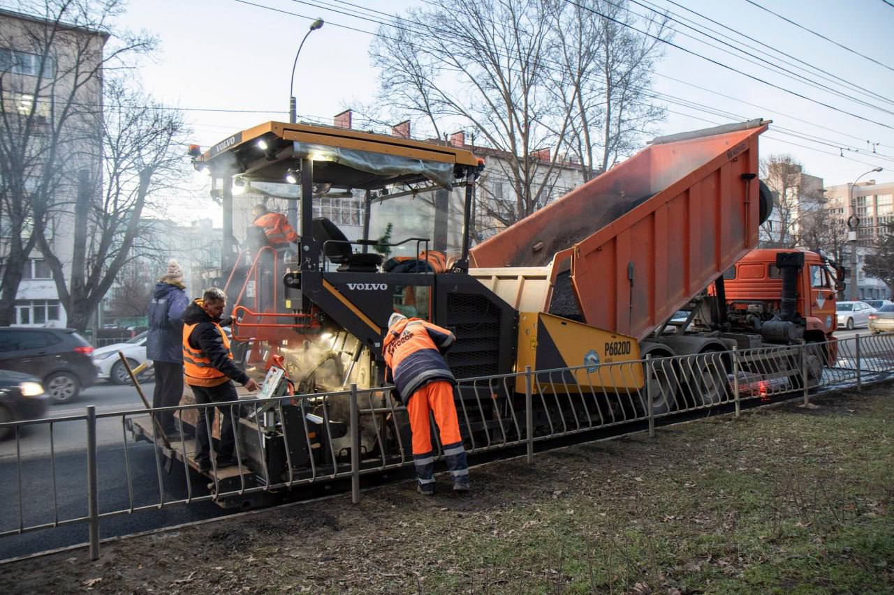 Глава Республики Крым Сергей Валерьевич Аксёнов поставил перед всеми муниципалитетами чёткую задачу планы дорожных работ должны быть максимально прозрачными и доступными для каждого жителя Мы завершили масштабную инвентаризацию дорожной сети Симферополя По её итогам определён перечень улиц где в первую очередь необходимо провести аварийный ямочный ремонт а также грейдирование и отсыпку щебнем Эти работы уже начаты силами Крымавтодора и МБУ Город С полным перечнем улиц где будут проводится работы по ямочному ремонту вы можете ознакомиться на официальном сайте администрации города по ссылке
