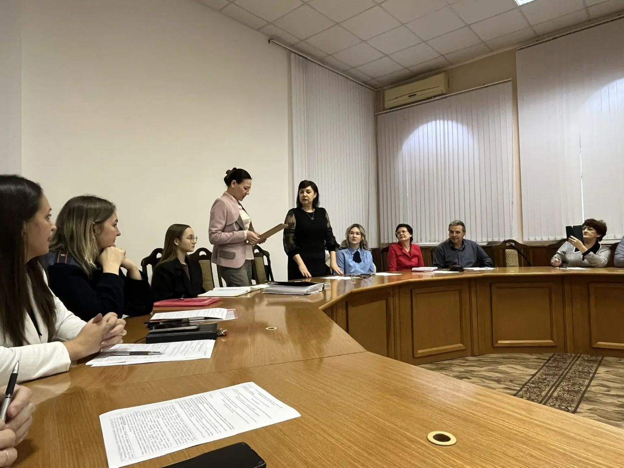 Сегодня отмечается 108 я годовщина создания в России Комиссий по делам несовершеннолетних История КДНиЗП началась со дня подписания Декрета Совета народных комиссаров Предназначение Комиссий состояло в планомерной работе с юными правонарушителями Вот уже более 100 лет Комиссии стоят на страже детства хотя задачи их значительно расширились Сегодняшнее заседание нашей Комиссии началось с поздравлений и слов благодарности нынешнему составу и тем кто в разные годы председательствовал и был членом КДН Оболонина О В секретарь Комиссии много лет профессионально и добросовестно выполняет свои обязанности именно она координирует действия всех субъектов профилактики Зачастую там где другие не нашли решений Оксана Васильевна успешно справляется Она пользуется заслуженным авторитетом среди коллег её знают во многих наших семьях и доверяют её советам За новогодние выходные на нашей территории проведено 380 рейдов 199 в семьи и 181 в различные места Распространено около двух тысяч памяток и буклетов