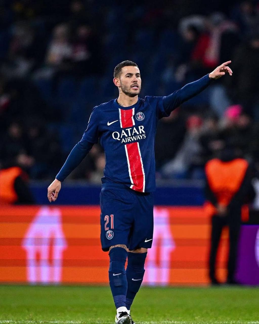 Игрока ПСЖ Эрнандеса обвинили в торговле людьми Колумбийская семья утверждает что футболист и его девушка держали их в качестве нелегальной прислуги Основное из отчета Paris Match Работа без выходных и контрактов Выдача фальшивых паспортов работникам Оплата только наличными в конвертах Пострадавшие среди которых была вся семья домработницы жалуются на психологические травмы и обвиняют спортсмена в торговле людьми Люка пока молчит Подписывайтесь на РИА Новости Спорт в MAX