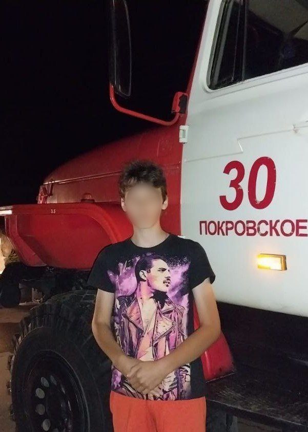 В Орловской области подросток спас бабушку из горящего дома.  Региональное управление МЧС поделилось, что им поступило сообщение о возгорании жилого дома в поселке Покровское. В это время в одной части дома находилась пожилая женщина со своим 12-летним внуком.  Артем сидел на кухне, как вдруг увидел, что начал искрить счетчик. Мальчик не растерялся, разбудил бабушку, вывел ее из дома, предупредил о произошедшем соседей и позвонил спасателям.  Вскоре на место прибыли пожарные. К этому времени в доме горели кухня и прихожая, однако огнеборцы ликвидировали пламя, не дав ему распространиться.    «Благодаря храброму Артему удалось избежать трагедии», — отметили в МЧС.