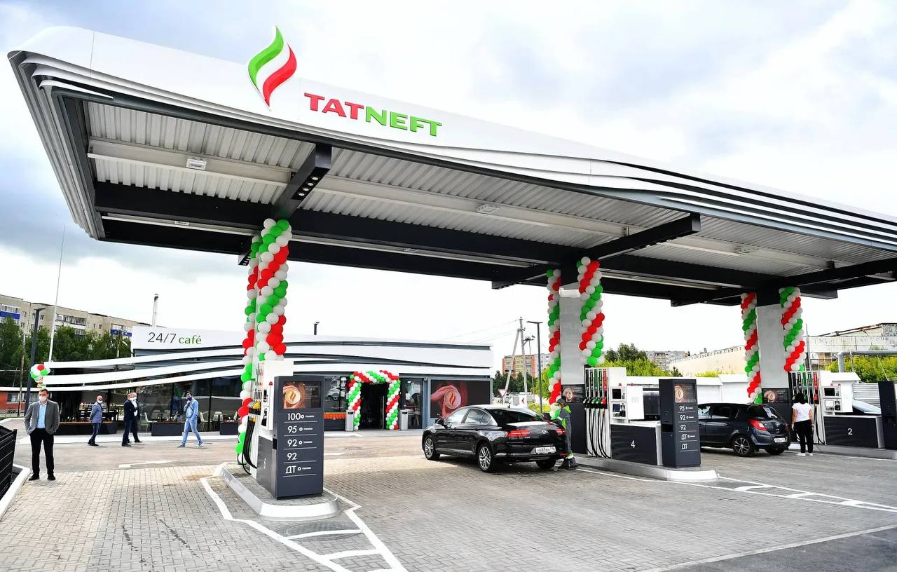  В Дагестан заходит первая федеральная сеть АЗС - Татнефть Соглашение об этом было подписано сегодня между республикой в лице Главы РД Сергея Меликова и руководством компании в лице генерального директора ПАО «Татнефть» Наиля Маганова в рамках Петербургского международного экономического форума. В комментарии нашему каналу руководитель ООО «Альфа-газ» занимается развитием сети заправок Татнефть в республике Устар Элифханов, это первый крупный проект, когда в регион заходит вертикально-интегрированная нефтяная компания. Что это означает? Что мы сегодня говорим о совершенно ином подходе к вопросу реализации топлива на рынке: это и иное качество, прозрачная система налогообложения, оформления кадров, сервиса и многое другое. По его словам, к началу июля в республике будут запущены шесть станций АЗС, а до конца года это количество будет возрастет до 12 и охватит как северную и южную части региона, так и предгорную. Канал - Экономика Дагестана