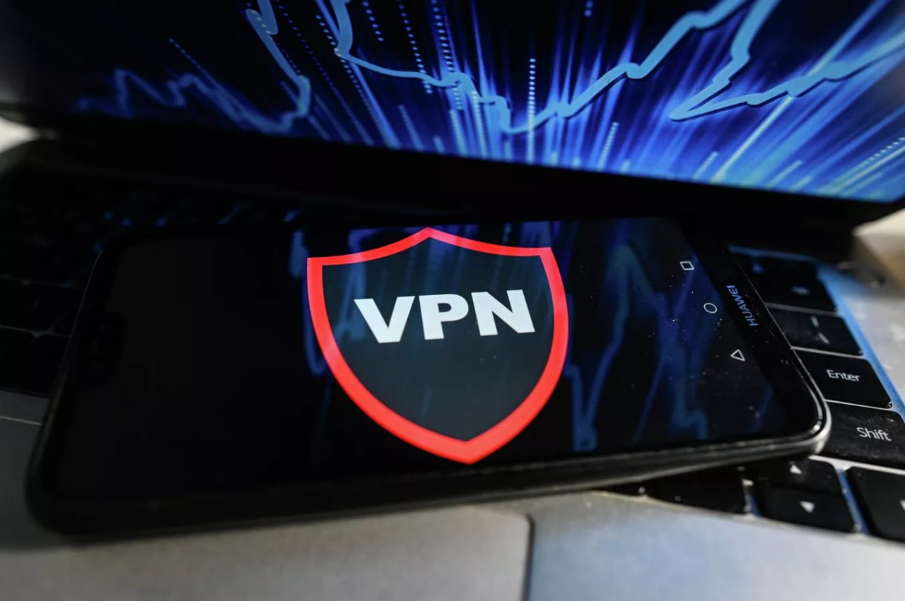 VPN и другие сервисы по подмене реального местоположения и IP адреса устройства могут привести к блокировке переводов в банке рассказал РИА Новости адвокат МКА Клишин и партнеры Дмитрий Пашин Во время их использования в онлайн банкинге кредитная организация может посчитать что перевод делается не самим клиентом а мошенником подчеркнул он Подписаться на РИА Новости экономика Все наши каналы