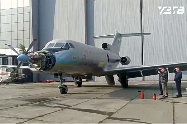 Двигатель ВК-800 для ЛМС-901 «Байкал» начали испытывать на самолете-лаборатории Як-40 Российский турбовинтовой двигатель ВК-800 для региональных самолетов ЛМС-901 «Байкал» установили на летающей-лаборатории Як-40 для проведения летных испытаний в СибНИА им. С.А. Чаплыгина. Об этом сообщает AVIA.RU со ссылкой на данные Уральского завода гражданской авиации УЗГА . «В рамках работ по сертификационным испытаниям в составе летающей лаборатории Як-40 завершены установка и пуско-наладочные работы двигателя ВК-800. Работы завершены успешно, следующий этап, который предстоит — это испытательный полет», — сообщили в центре испытаний. aviaru.net/n285087