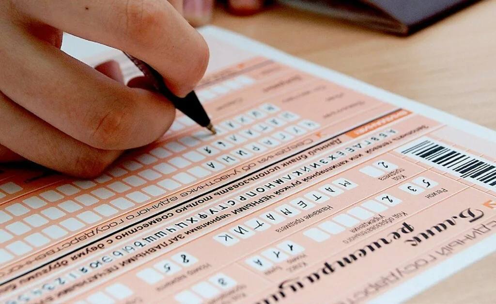 На ЕГЭ по русскому языку начали снижать баллы за использование иностранных слов. В обновлённых правилах экзамена по русскому языку в этические ошибки к фашизму и экстремизму добавили употребление иностранных слов. Ранее под этическими ошибками подразумевались мысли, противоречащие этике и морали.