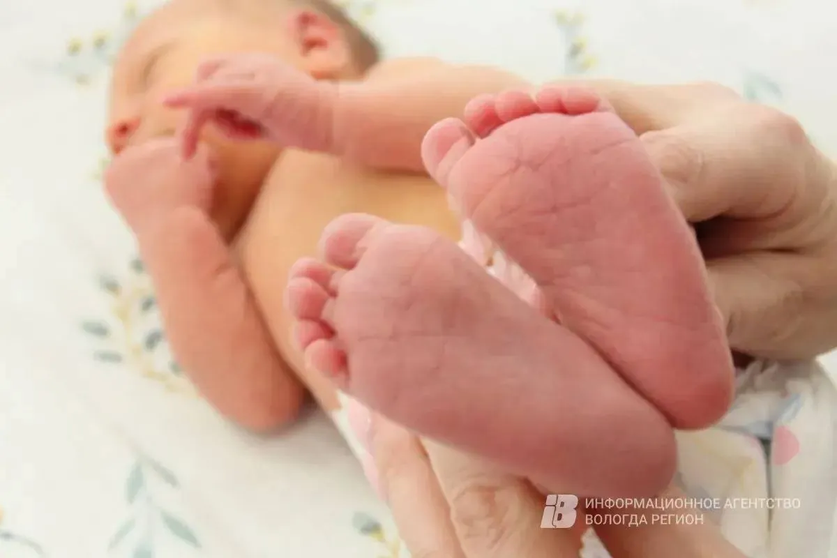 Вологодчина занимает 4 место в СЗФО по коэффициенту рождаемости Вологодская область по итогам первого квартала 2026 года заняла 4 место в Северо Западном федеральном округе по суммарному коэффициенту рождаемости В общероссийском рейтинге регион поднялся на 33 строчку улучшив показатель прошлого года 40 место По данным Росстата по итогам марта суммарный коэффициент рождаемости в регионе составил 1 386 единицы что превышает средние значения как по СЗФО 1 217 так и по России в целом 1 362 Такие результаты показатель нашей системной работы Реализуем региональную программу Семья оплот Русского Севера мероприятия нацпроекта Семья и комплекс народосберегающих инициатив Только в 2026 году новыми мерами поддержки уже воспользовались более 2 5 тыс семей подчеркнул губернатор Георгий Филимонов