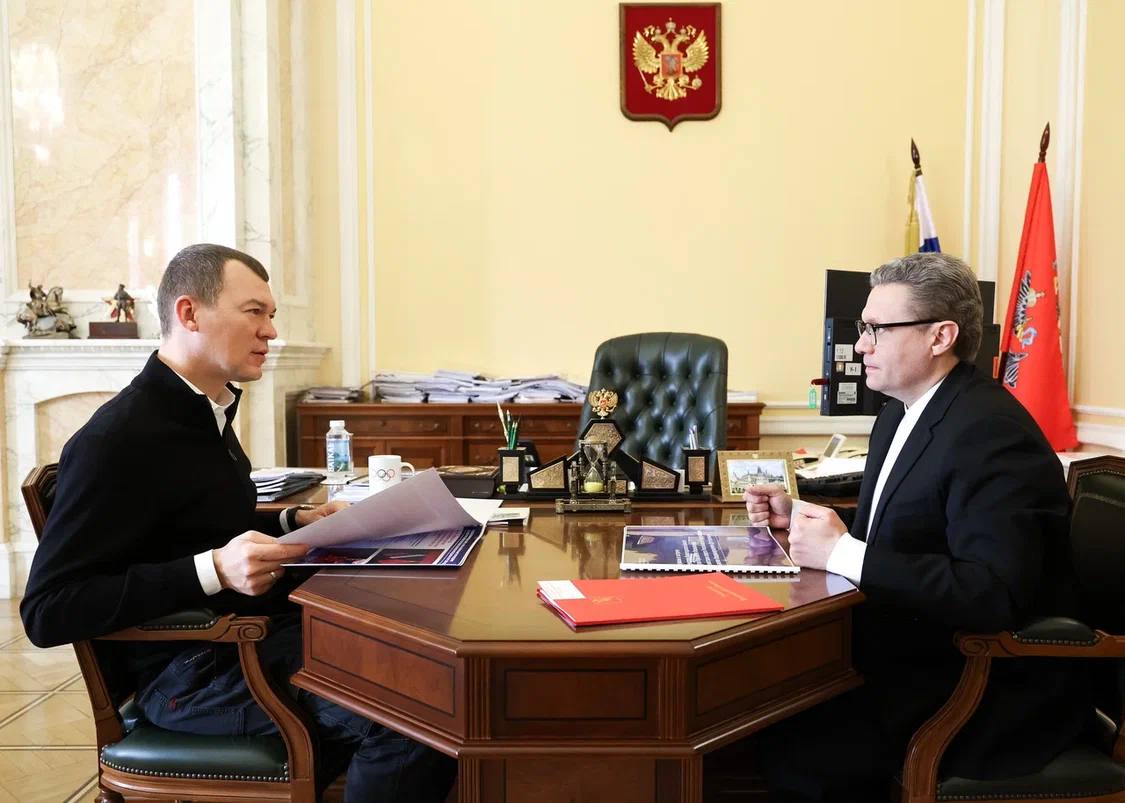 Губернатор Вологодской области Георгий Филимонов рассказал что сегодня у него состоялась рабочая встреча с министром спорта России Михаилом Дегтярёвым Они обсудили следующие важные темы Строительство 50 метрового бассейна в Вологде Объект будет соответствовать высоким международным стандартам и позволит увеличить число вологжан занимающихся плаванием Строительство лыжероллерной трассы в Вологде чтобы спортсмены лыжники могли тренироваться весь год Возведение легкоатлетического манежа в Вологде и спортивно оздоровительного комплекса в Череповце Возможность включения ушу и кикбоксинга в перечень дисциплин спортивных соревнований II и III этапов XIII летней Спартакиады учащихся России 2026 года Включение ушу в программу Десятых Российско Китайских летних молодёжных игр 2026 года
