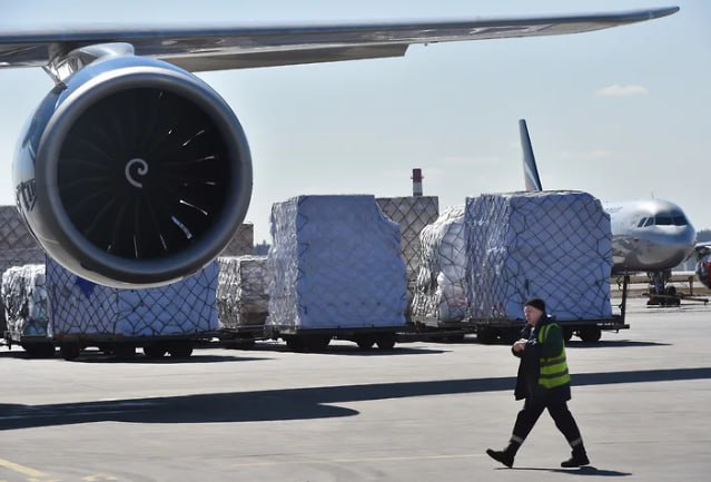 Грузовые авиакомпании сообщили о рисках полной остановки парка Российские грузовые авиакомпании видят угрозу остановки самолетов и ухода с рынка в ближайшие три года Основные причины устаревание парка дефицит персонала и запчастей долгие очереди на ремонт и его высокая стоимость неравная конкуренция с иностранными авиакомпаниями Для сохранения отрасли ее участники планируют предложить властям продлить ресурсы техники ограничить демпинг иностранных перевозчиков ввести контроль цен на запчасти ускорить вывоз двигателей на ремонт за рубеж а также предусмотреть субсидирование рейсов в размере от 10 млрд руб в год Грузовые авиаперевозчики опасаются рисков ухода с рынка в перспективе трех пяти лет на фоне острого дефицита запчастей затяжных очередей на ремонт исчерпания ресурсов и нехватки пилотов и технического состава Основные проблемы и варианты их решения обсуждались на прошедшей неделе на круглом столе в Общественной палате ОП РФ в котором участвовали представители авиакомпаний и регуляторов Всего у гражданских структур в РФ в эксплуатации находится около 100 грузовых ВС из них около 30 принадлежат госструктурам летно испытательным отрядам МЧС и др