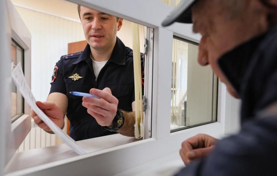 Госавтоинспекция опровергла информацию СМИ о том что к автомобилям с большим сроком эксплуатации с 2026 года планируют ужесточить требования по регистрации В Telegram канале ГАИ сообщили что срок службы авто не входит в перечень оснований для выдачи или лишения регистрации Единственным критерием допуска транспортных средств к участию в дорожном движении вне зависимости от срока эксплуатации является уровень технического состояния и соответствия конструкции автомобилей установленным требованиям безопасности которые подтверждаются в том числе по результатам проведенного в их отношении технического осмотра отметили в ведомстве PROtransport