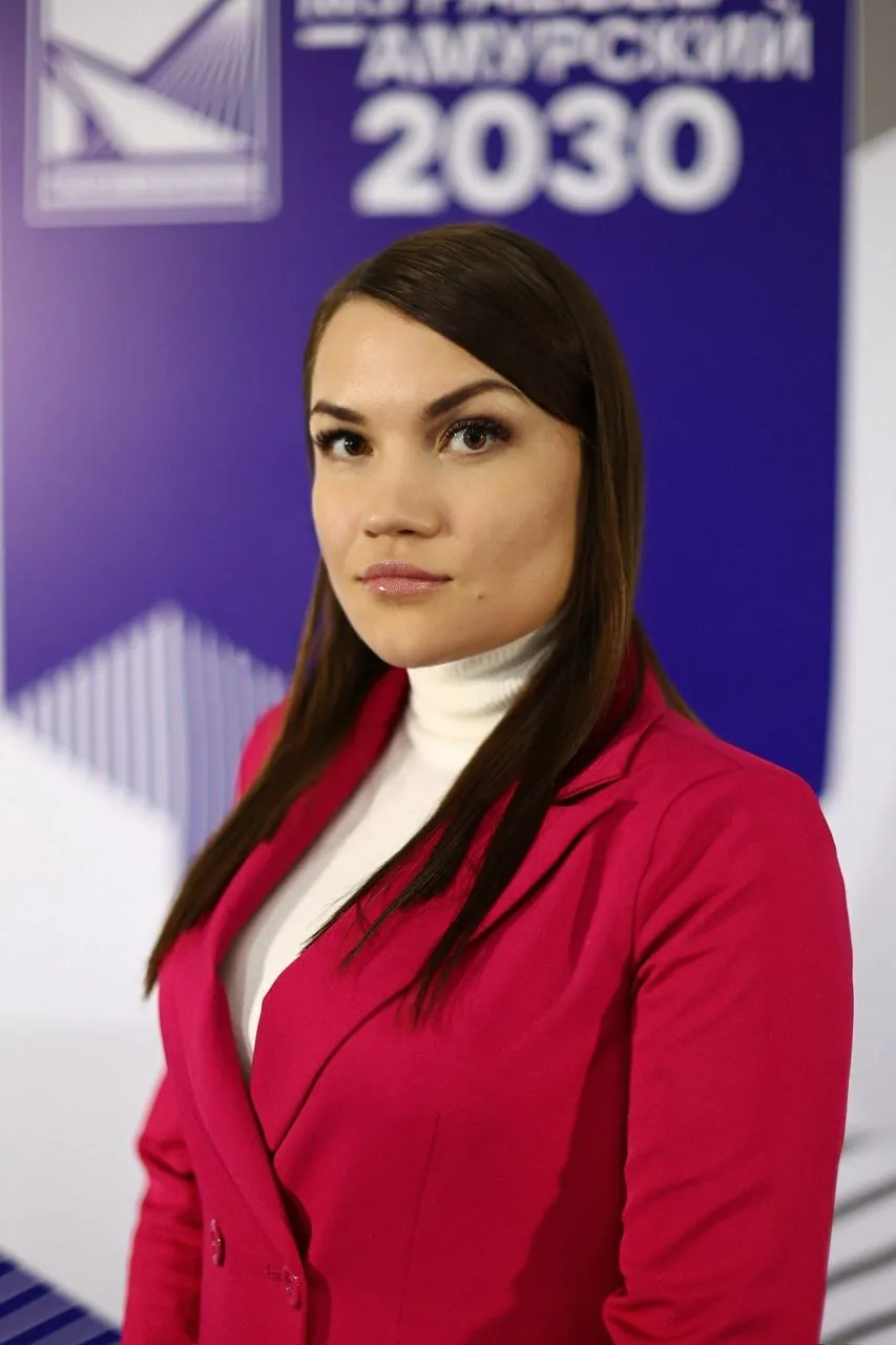 Выпускница программы Муравьев Амурский 2030 продолжает работу в системе госуправления Выпускница III потока программы Муравьев Амурский 2030 Мария Седельникова возглавляет Государственное юридическое бюро Республики Бурятия в составе Центра социальной поддержки населения  По её словам участие в программе позволило стать частью профессионального сообщества управленцев объединённых задачами развития Дальнего Востока и государственной службы Прохождение программы усилило понимание социальной миссии государственной службы а работа над проектами помогла расширить профессиональный кругозор и перенять современные управленческие практики отмечает Мария Седельникова Полученные компетенции она применяет в текущей работе при организации системы бесплатной юридической помощи где ключевыми остаются своевременность качество и защита прав граждан Программа Муравьев Амурский 2030 направлена на подготовку управленческих кадров для Дальнего Востока и Арктики и сочетает обучение с практической работой в органах власти Выпускники программы занимают позиции в региональных структурах и участвуют в решении социально значимых задач