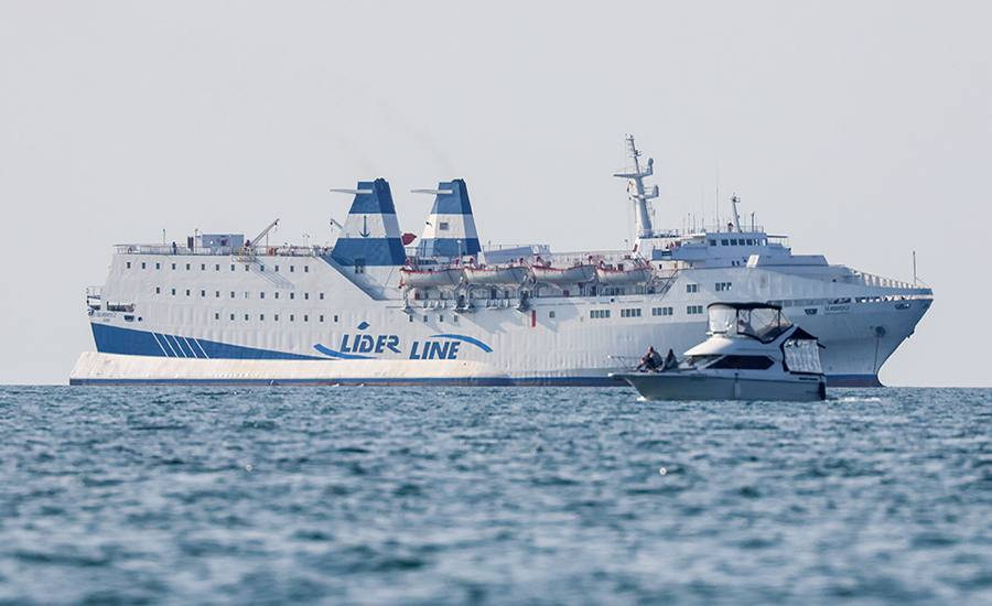 Паром Трабзон Сочи отменяется Росморечфлот закрыл линию Лидер лайн с паромом Sea Bridge который и должен был работать на маршруте Росморречфлот официально закрыл паромную линию Лидер лайн по которой планировалось регулярное сообщение между турецким Трабзоном и Сочи на судне Seabridge Росморречфлот закрыл паромную линию Лидер лайн с паромом Seabridge по маршруту Трабзон Сочи сказали в оперштабе Напомним запуск этого рейса пытались организовать не раз Паром анонсировали переносили сроки проводили тестовый заход без согласований но каждый раз проект упирался в вопросы безопасности и неготовность инфраструктуры Предыдущая попытка закончилась так в ноябре паром впервые за 14 лет отправился из Трабзона в Сочи однако зайти в порт ему так и не разрешили Судно более двух с половиной суток находилось в ожидании допуска после чего его отправили обратно uletet 1